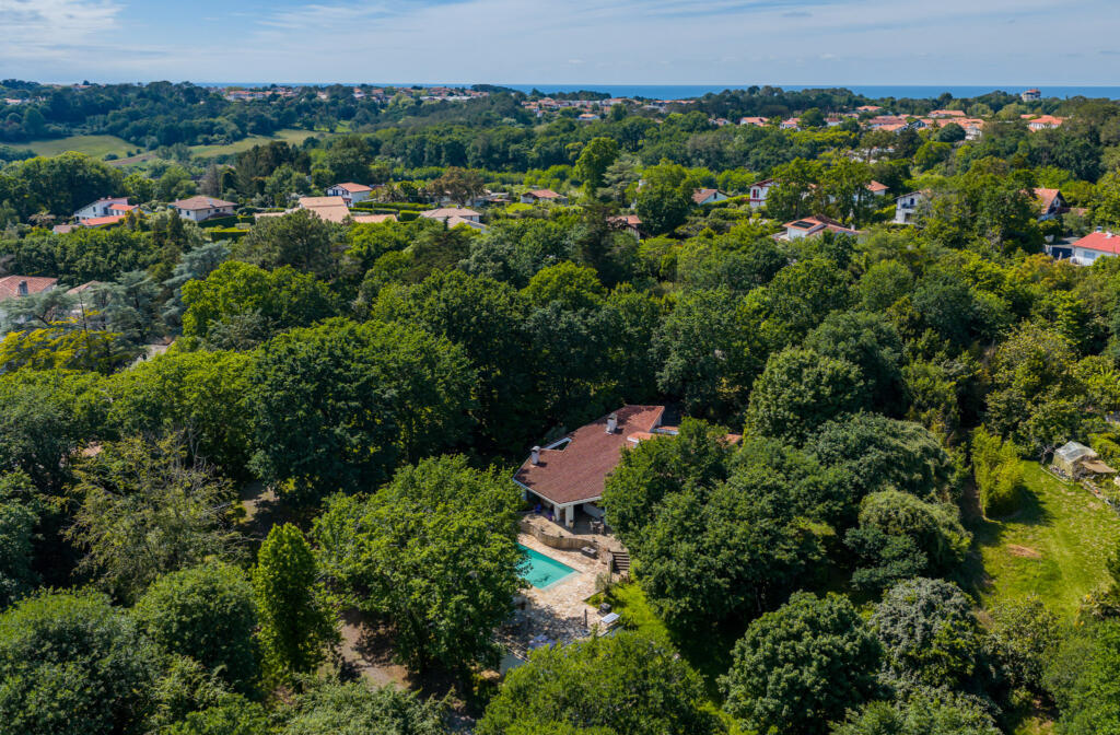Photos aériennes pour villas de prestige : pourquoi elles font la différence sur la Côte Basque
